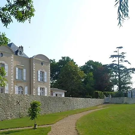 Domaine Du Chene Crucy Bed & Breakfast 3*